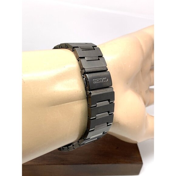 Seiko Men's Watch SNE481 Essentials Solar Black Dial Date Stainless Steel 40mm - Picture 10 of 13